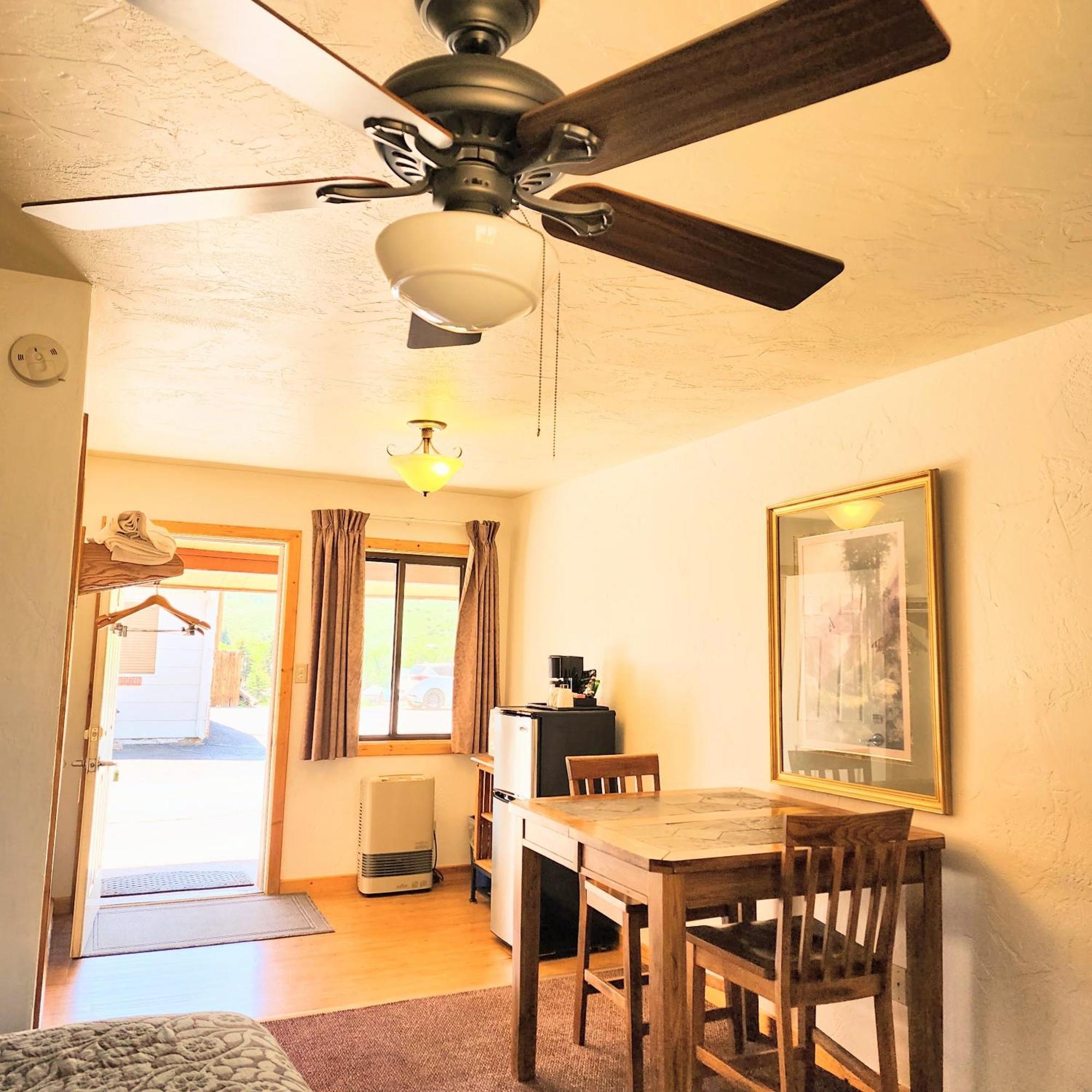 Canyon Motel Near Rocky Mountain National Park Хот-Салфер-Спрингс Экстерьер фото